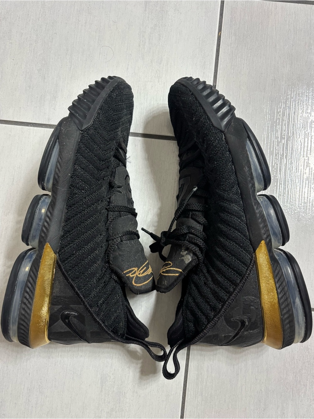Nike LeBron 16 “I’m King”